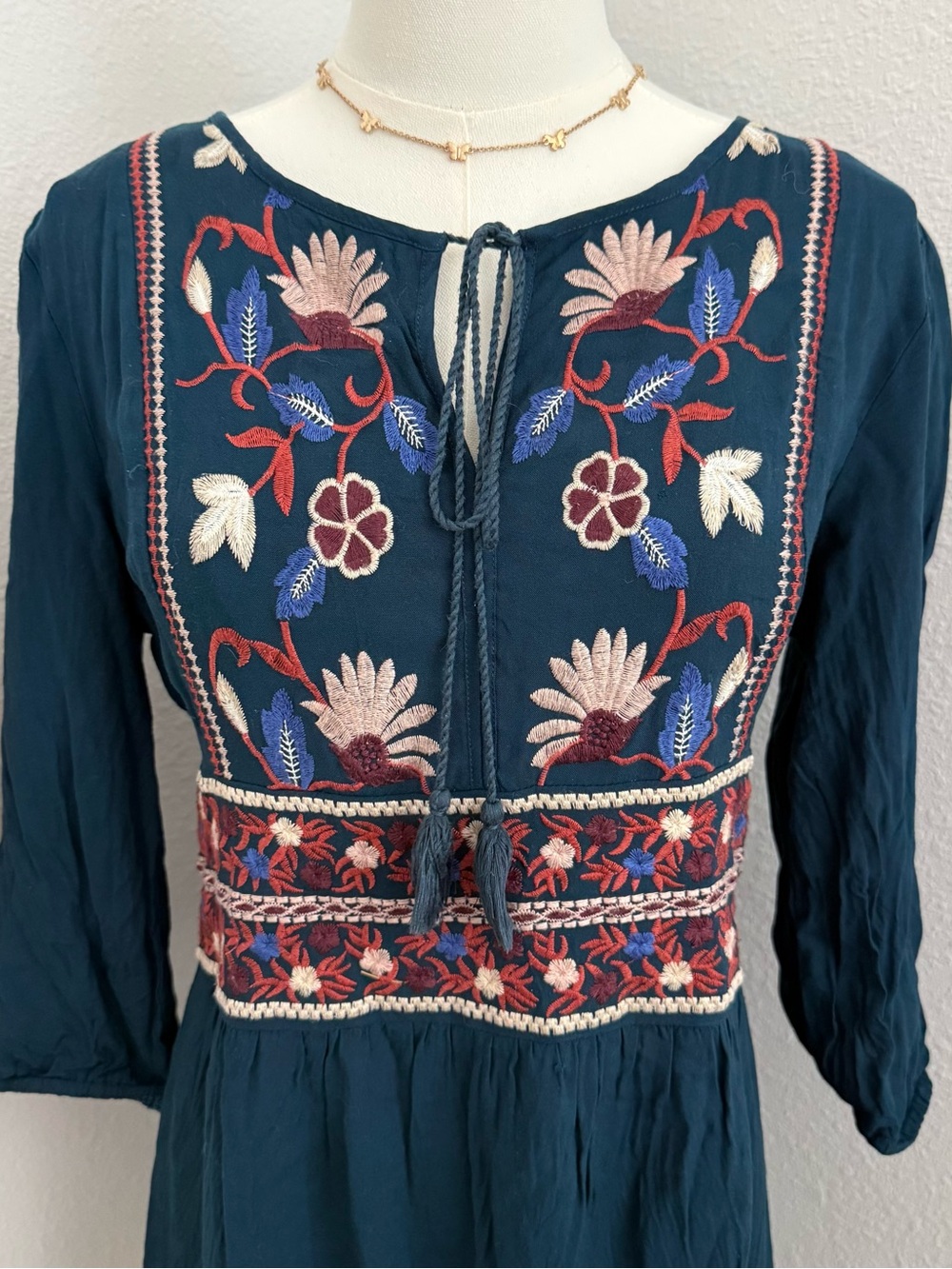 Blu Ivy Embroidered Boho Dress Size Large Francesca’s Floral Tassel - Picture 2 of 7